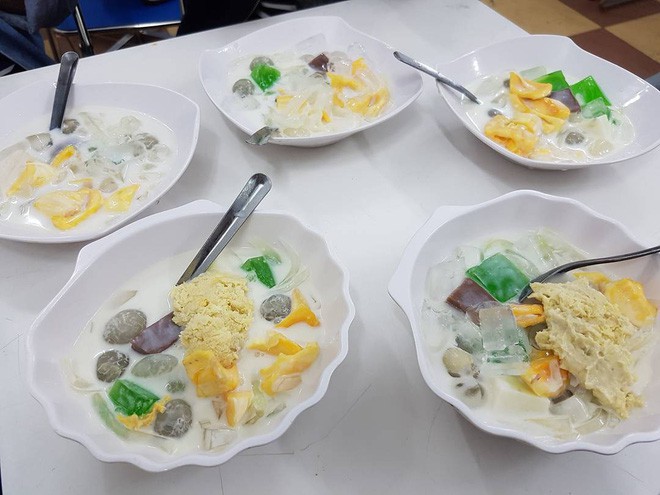 8 món ăn vặt nổi tiếng ở Đà Nẵng, số 1 sốt xình xịch ở Hà Nội, Sài Gòn - Ảnh 1.